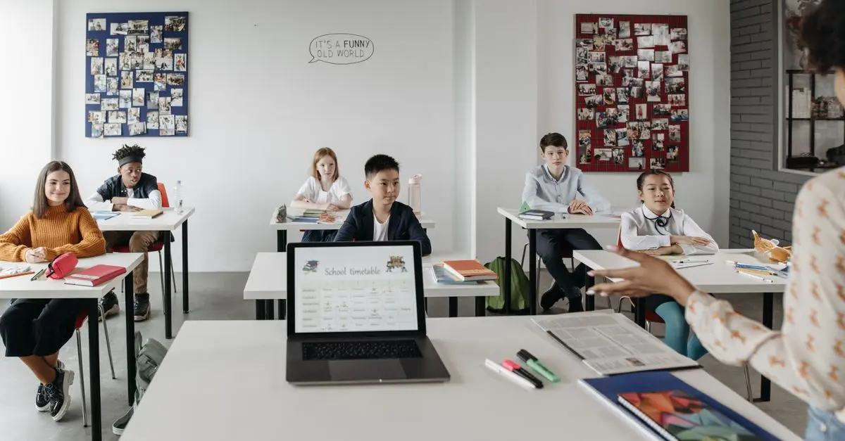 Educación tradicional vs moderna: pros y contras