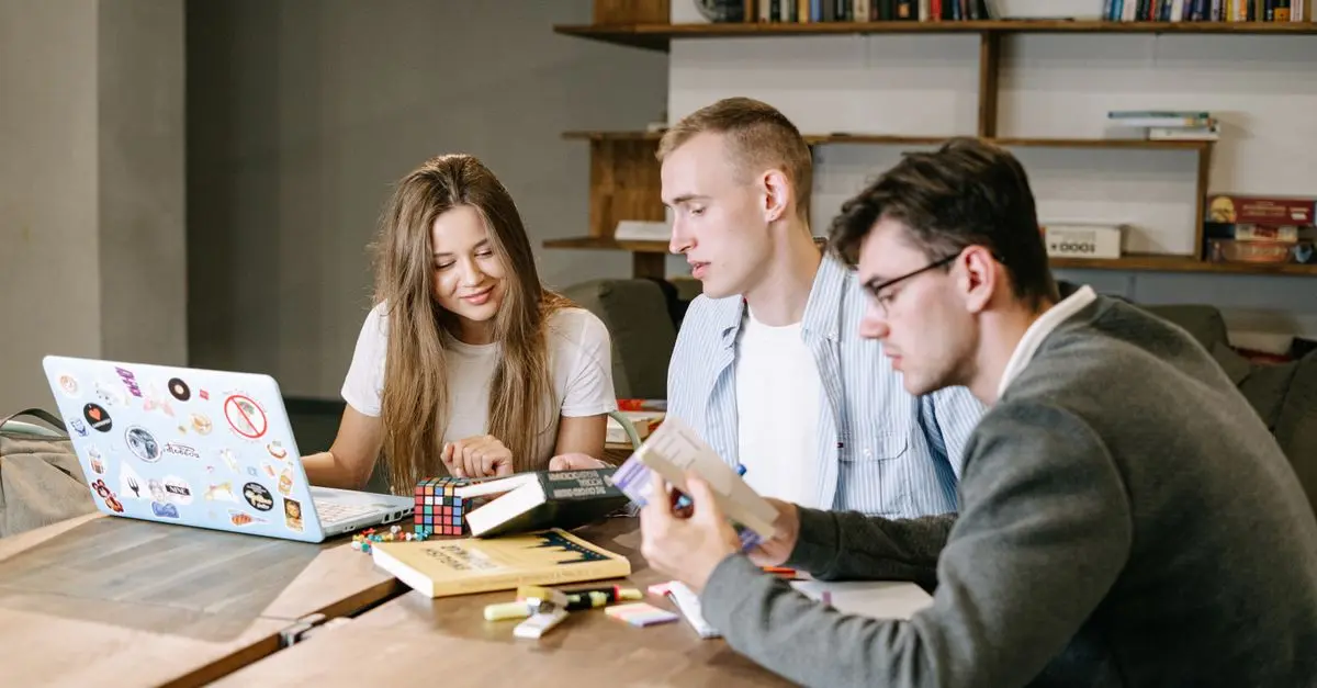 Cómo seleccionar la mejor plataforma de educación en línea